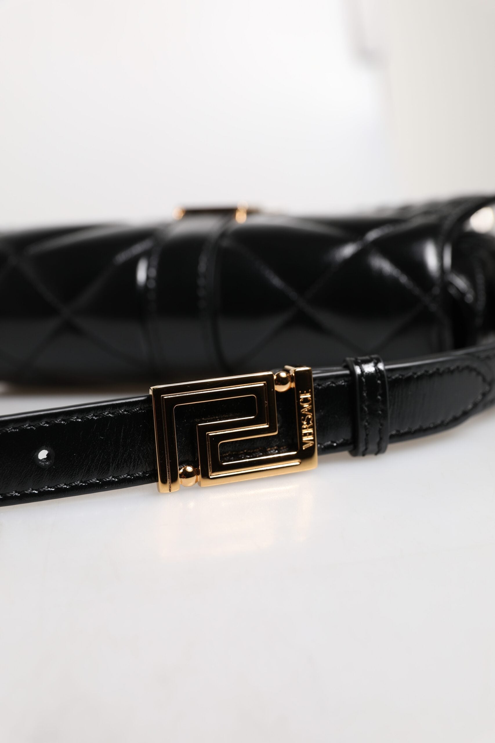 Versace Tasche mit gestepptem Schulterriemen aus schwarzem Kalbsleder